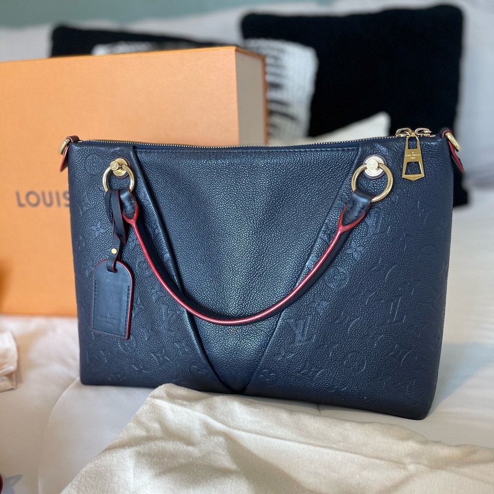 Like new Louis Vuitton Tote Bag V MM Marine Rouge emrpiente